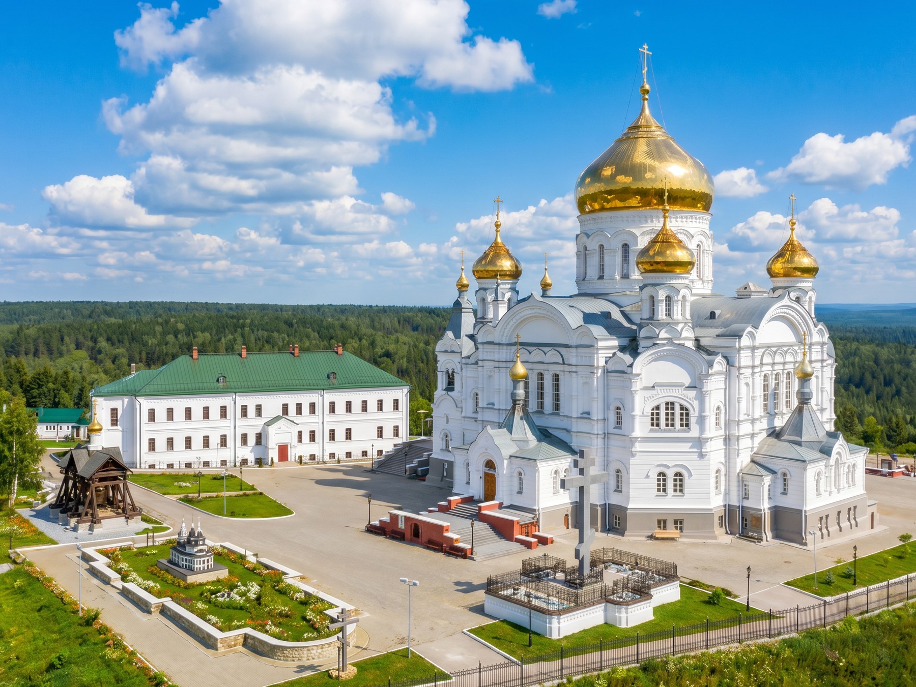 Гостиница на территории Белогорского монастыря
