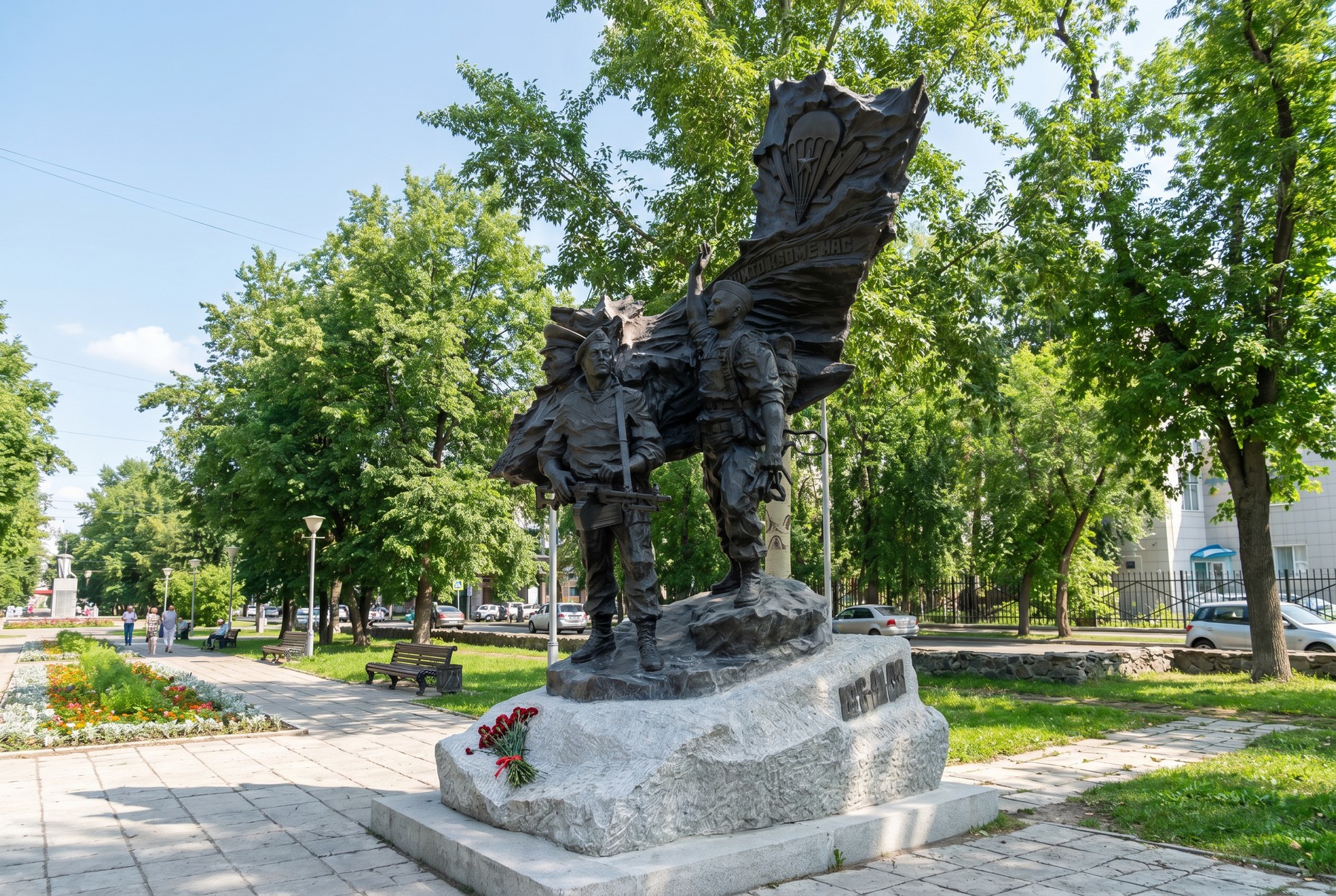Памятник Героям ВДВ ул. Сибирская (Бульвар советской армии)
