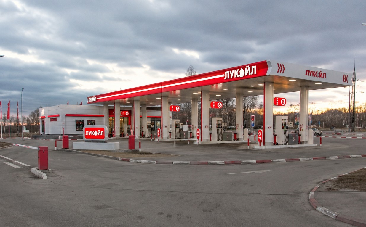 Автозаправка Лукойл на пересечении ул. Куйбышева и Васильева