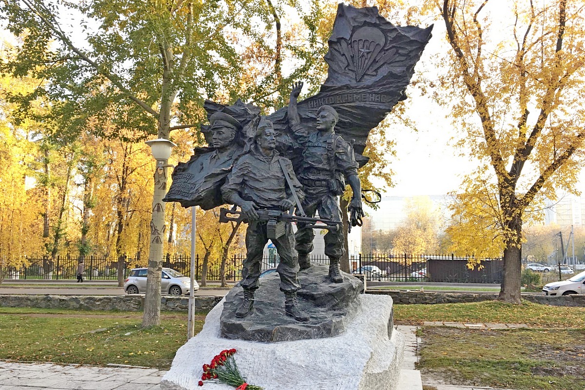 Памятник Героям ВДВ ул. Сибирская (Бульвар советской армии)